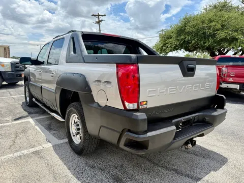 More photos of 2004 Chevrolet Avalanche 2500 4X4 at BISON AUTO, TX