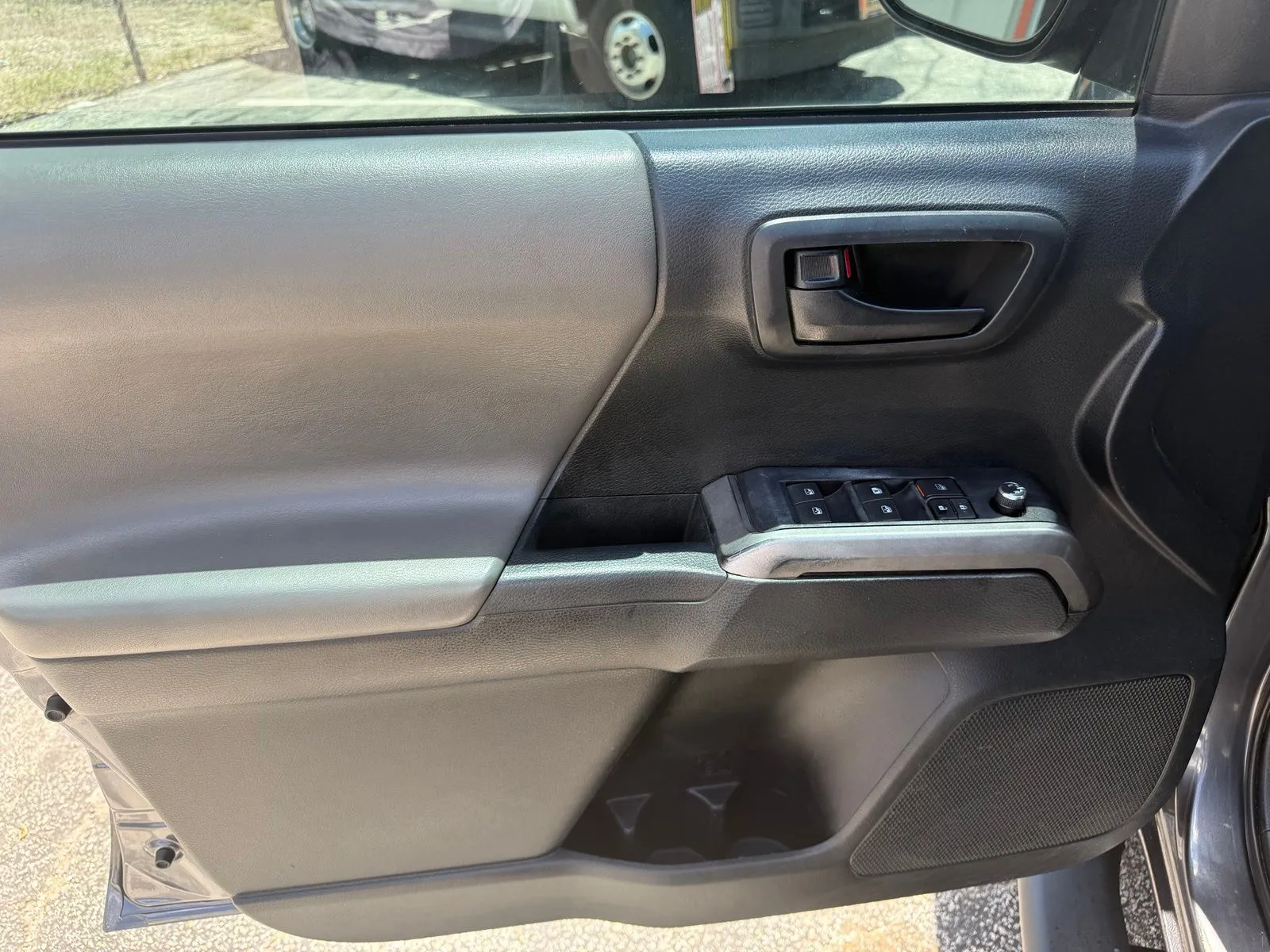 2018 Toyota Tacoma SR5 - Photo 12
