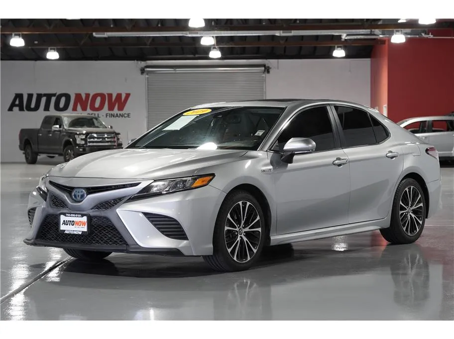2019 Toyota Camry SE's photo