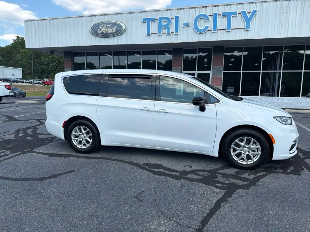 White 2025 Chrysler Pacifica Select for sale in Eden, NC
