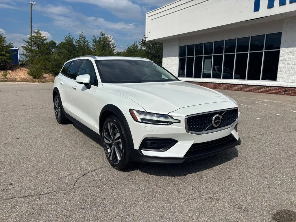 2025 Volvo V60 Cross Country