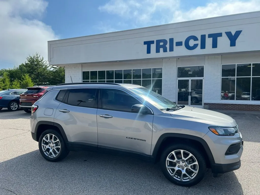 Silver 2022 Jeep Compass Latitude Lux for sale in Eden, NC