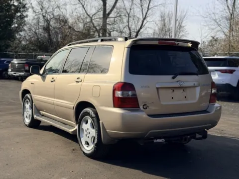 More photos of 2005 Toyota Highlander V6 at Hank Graff Chevrolet Davison, MI