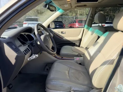 More photos of 2005 Toyota Highlander V6 at Hank Graff Chevrolet Davison, MI