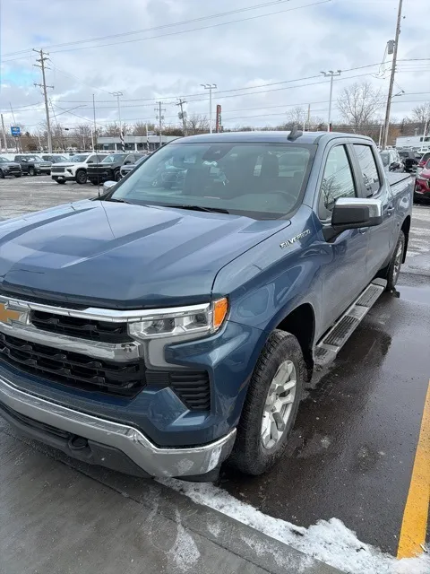 2024 Chevrolet Silverado 1500 LT's photo