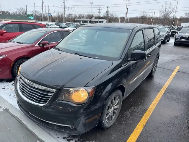 2016 Chrysler Town & Country S's photo