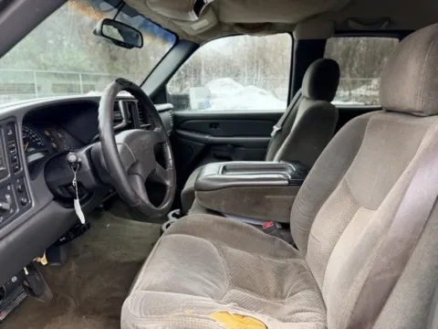 More photos of 2004 Chevrolet Silverado 2500HD LS at Hank Graff Chevrolet Davison, MI