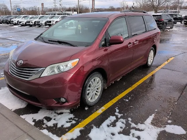 2015 Toyota Sienna XLE's photo