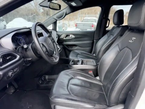 More photos of 2020 Chrysler Pacifica Launch Edition at Hank Graff Chevrolet Davison, MI