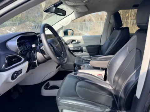 More photos of 2023 Chrysler Pacifica Touring L at Hank Graff Chevrolet Davison, MI