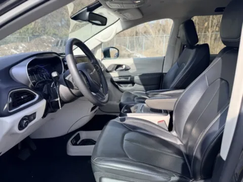 More photos of 2023 Chrysler Pacifica Touring L at Hank Graff Chevrolet Davison, MI