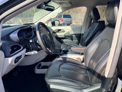 More photos of 2023 Chrysler Pacifica Touring L at Hank Graff Chevrolet Davison, MI
