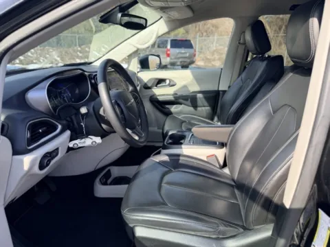 More photos of 2023 Chrysler Pacifica Touring L at Hank Graff Chevrolet Davison, MI