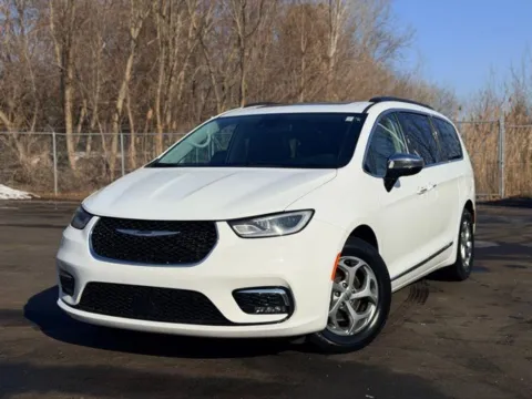 White 2023 Chrysler Pacifica Limited for sale in Davison, MI