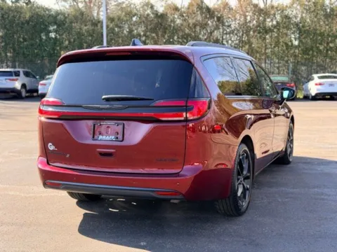 More photos of 2023 Chrysler Pacifica Limited at Hank Graff Chevrolet Davison, MI