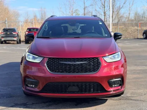 Photos of 2023 Chrysler Pacifica Limited for sale in Davison, MI at Hank Graff Chevrolet Davison