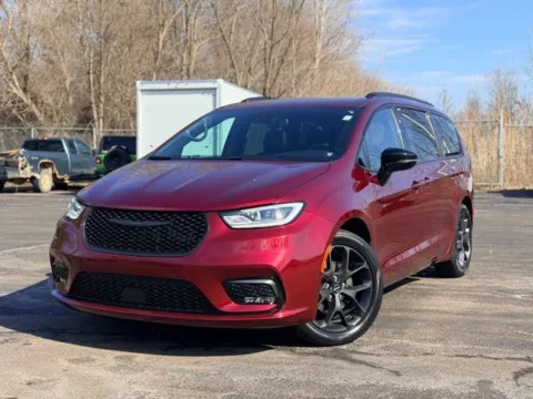 Red 2023 Chrysler Pacifica Limited for sale in Davison, MI