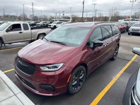 Photos of 2023 Chrysler Pacifica Limited for sale in Davison, MI at Hank Graff Chevrolet Davison