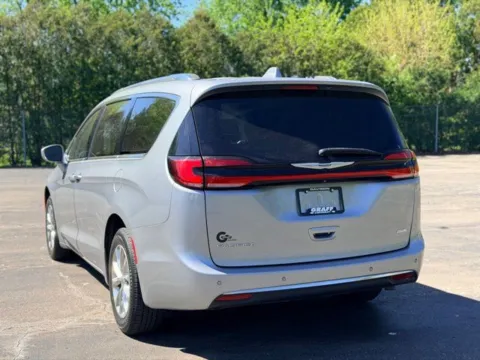 More photos of 2021 Chrysler Pacifica Touring L at Hank Graff Chevrolet Davison, MI