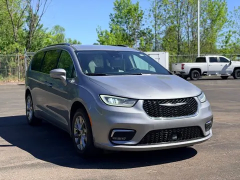 Photos of 2021 Chrysler Pacifica Touring L for sale in Davison, MI at Hank Graff Chevrolet Davison