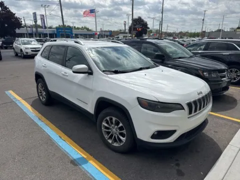 Photos of 2019 Jeep Cherokee Latitude Plus for sale in Davison, MI at Hank Graff Chevrolet Davison