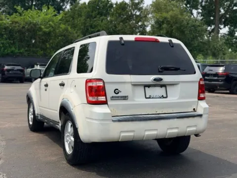 More photos of 2009 Ford Escape XLT at Hank Graff Chevrolet Davison, MI