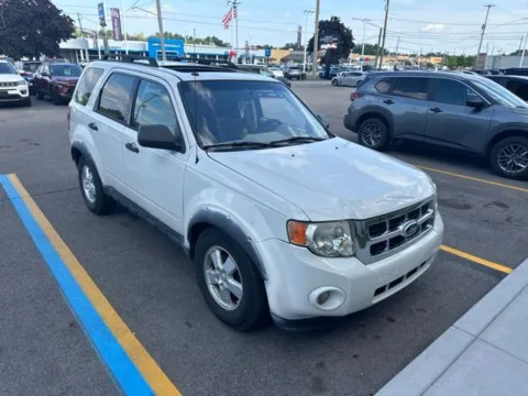 Photos of 2009 Ford Escape XLT for sale in Davison, MI at Hank Graff Chevrolet Davison