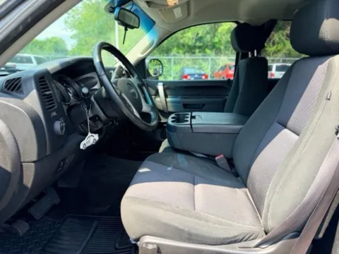 More photos of 2013 GMC Sierra 1500 SLE at Hank Graff Chevrolet Davison, MI