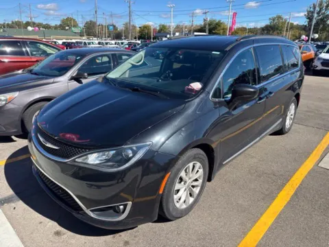 Black 2017 Chrysler Pacifica Touring L for sale in Davison, MI