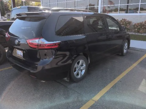 More photos of 2018 Toyota Sienna LE at Hank Graff Chevrolet Davison, MI