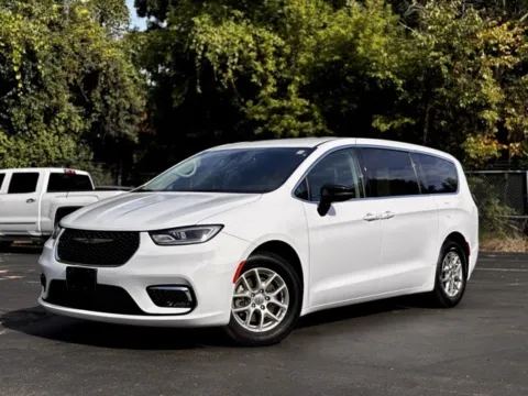White 2024 Chrysler Pacifica Touring L for sale in Davison, MI