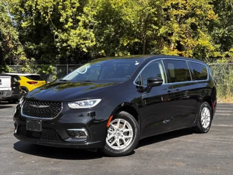 Black 2024 Chrysler Pacifica Touring L for sale in Davison, MI