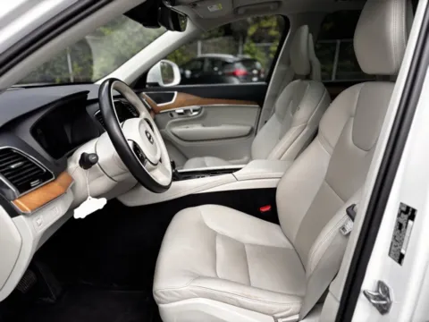 More photos of 2021 Volvo XC90 T6 Momentum at Hank Graff Chevrolet Davison, MI