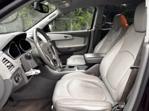More photos of 2010 Chevrolet Traverse 2LT at Hank Graff Chevrolet Davison, MI