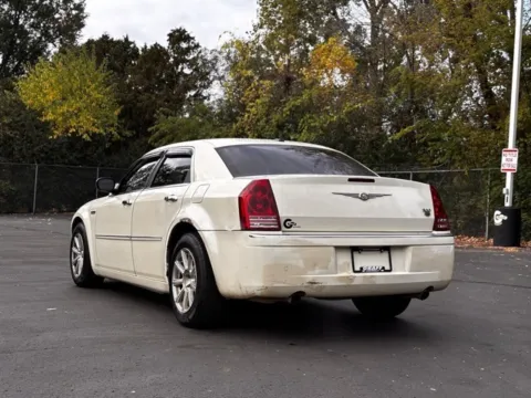 More photos of 2009 Chrysler 300C Hemi at Hank Graff Chevrolet Davison, MI