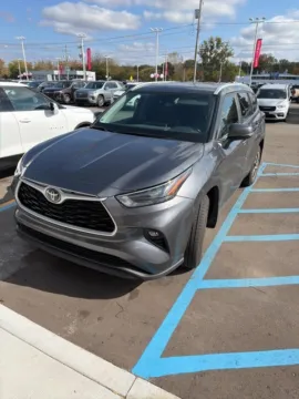 Gray 2023 Toyota Highlander XLE for sale in Davison, MI