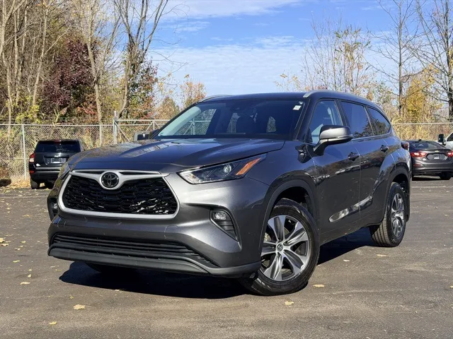 Used 2023 Toyota Highlander XLE for sale in Davison, MI at Hank