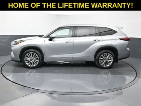 More photos of 2022 Toyota Highlander Platinum at Schrier Automotive Inc, NE