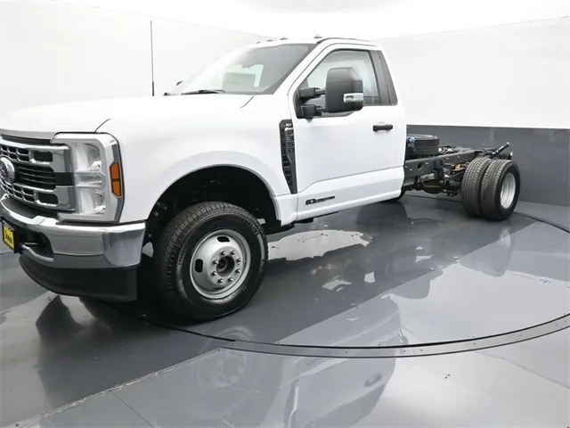 2024 Ford F-350 Super Duty Chassis Cab XLT