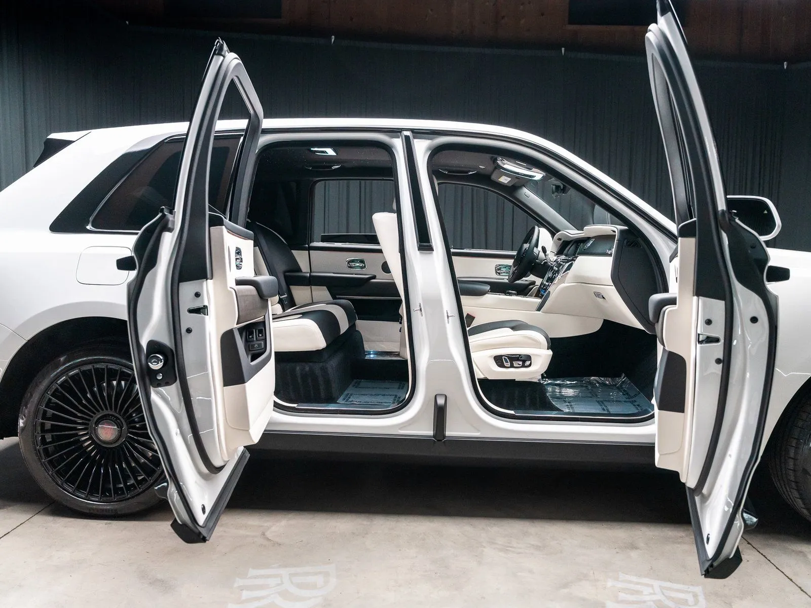 More photos of 2023 Rolls-Royce Cullinan at HyperCars, IN