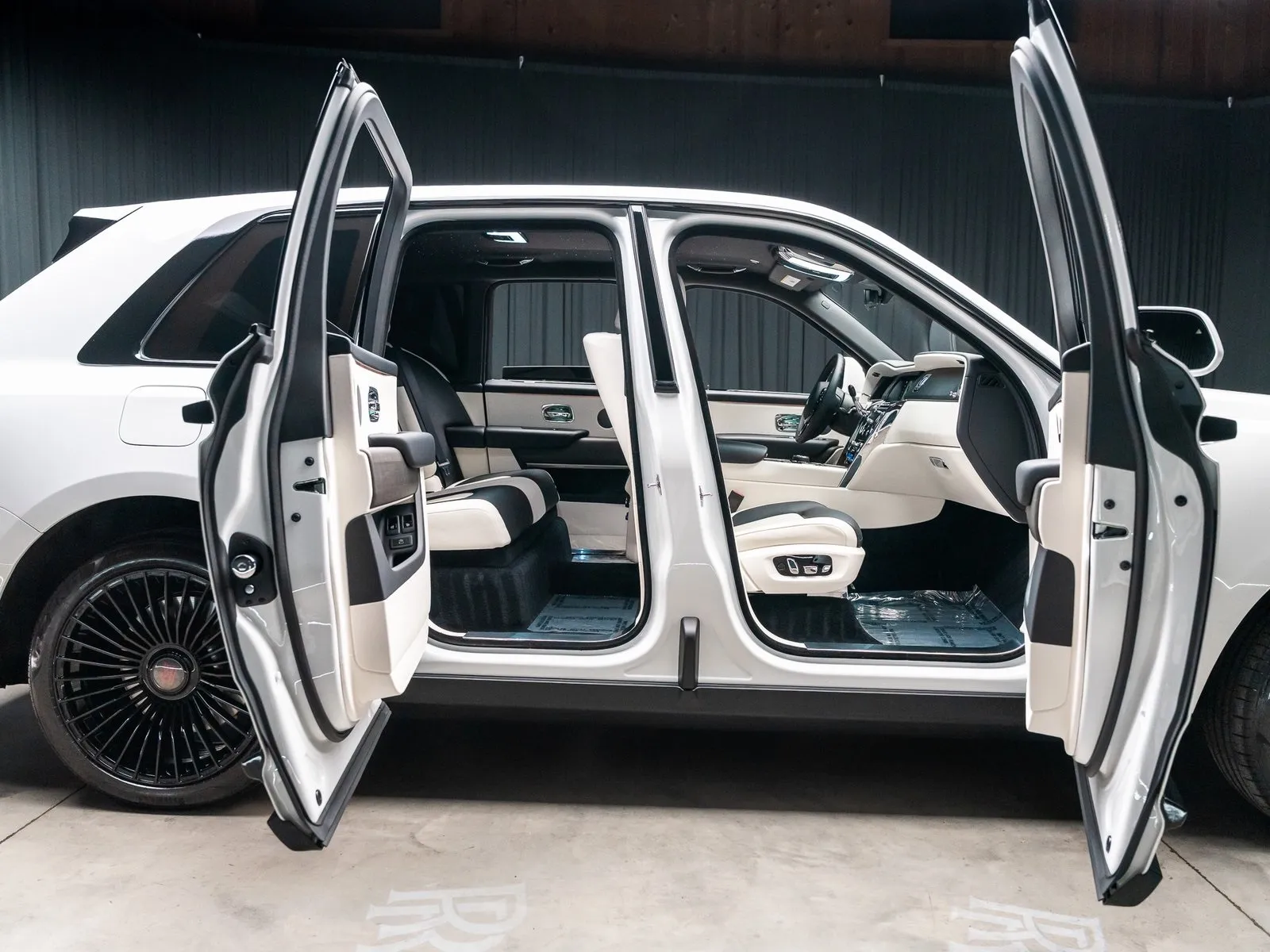 More photos of 2023 Rolls-Royce Cullinan at HyperCars, IN
