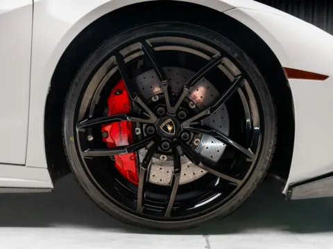 More photos of 2015 Lamborghini Huracan LP610-4 at HyperCars, IN