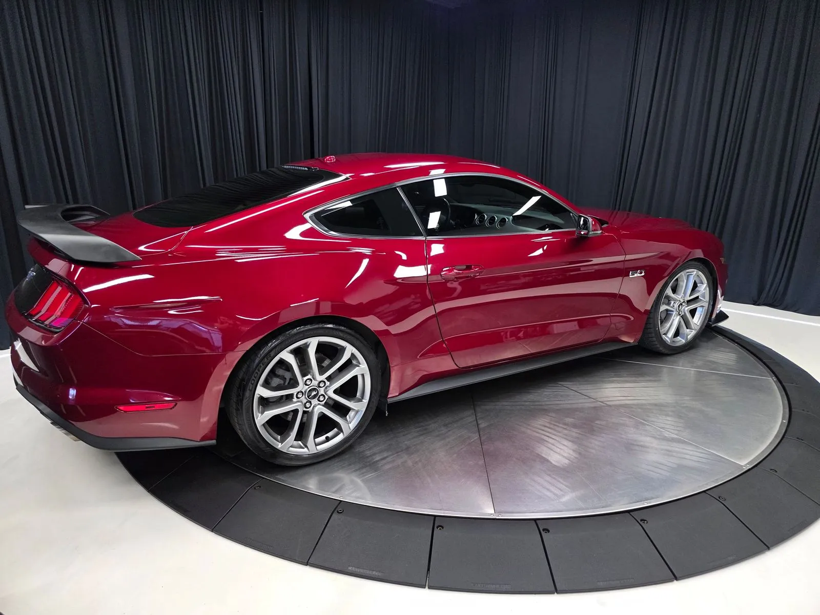 2019 Ford Mustang GT Premium - Photo 13