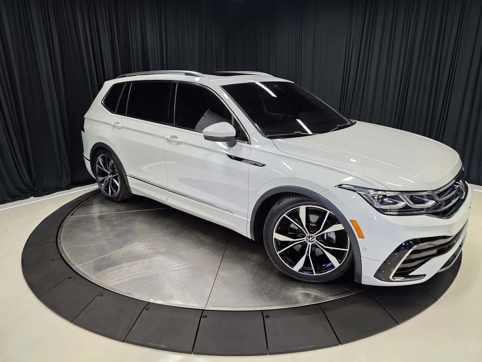 Photos of 2022 Volkswagen Tiguan 2.0T SEL R-Line for sale in New Albany, IN at HyperCars