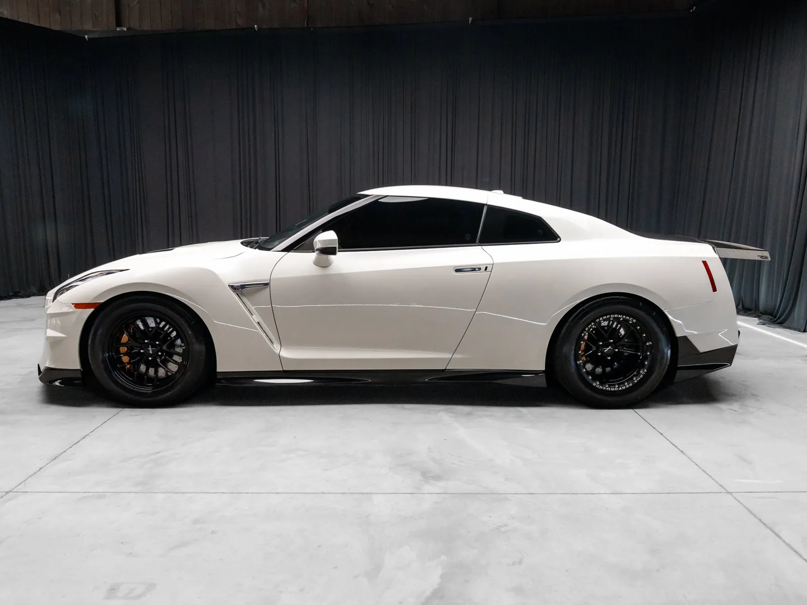 2024 Nissan GT-R Premium - Photo 16