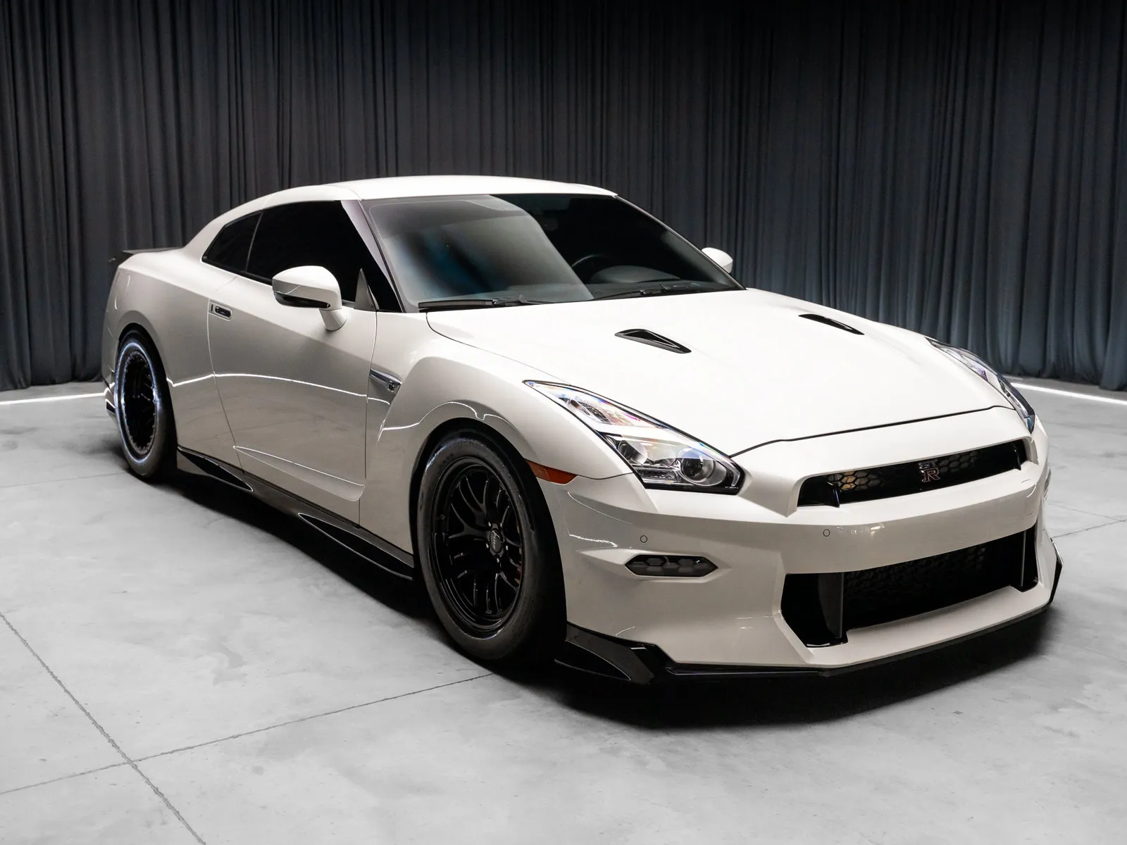 2024 Nissan GT-R Premium - Photo 12