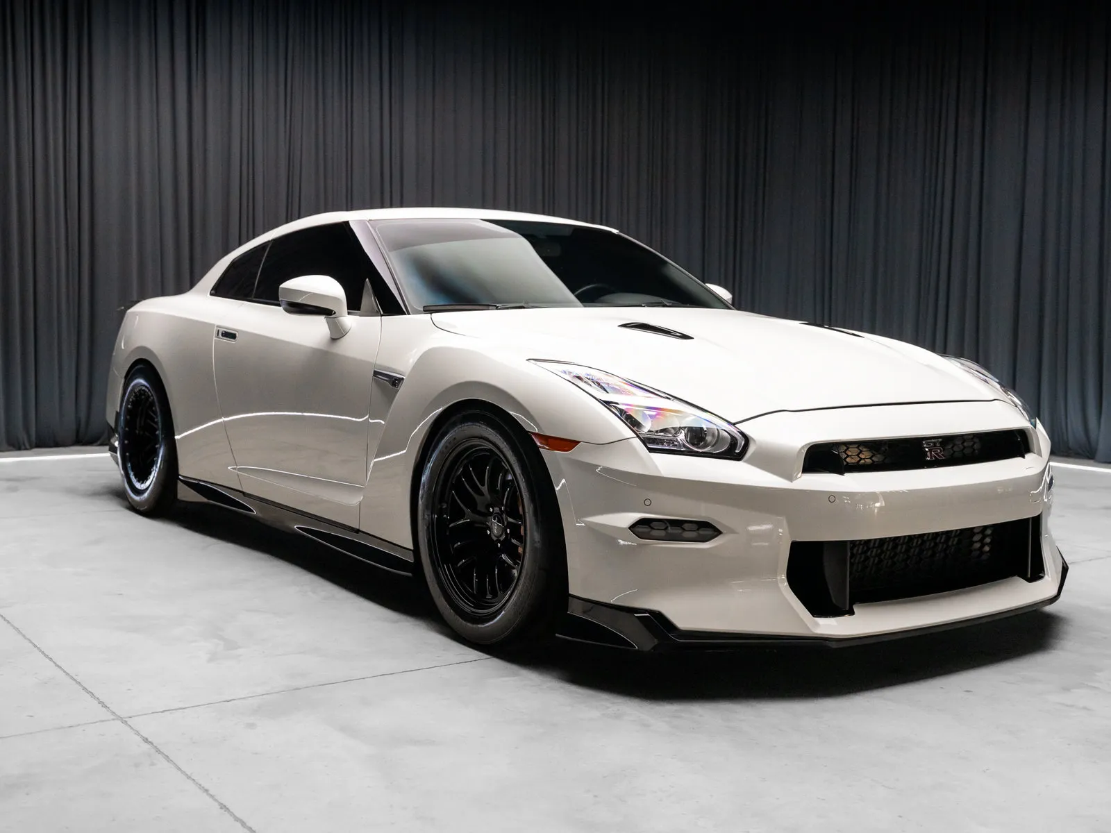 2024 Nissan GT-R Premium - Photo 21