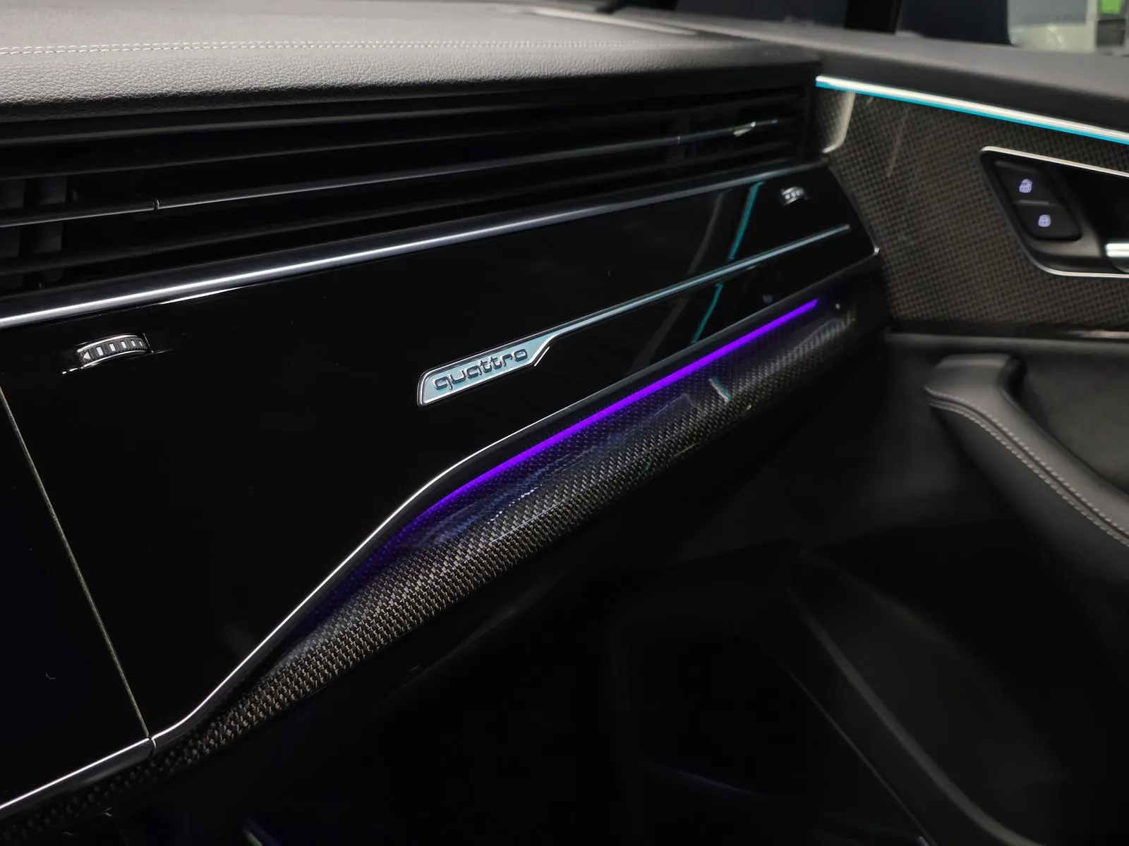 More photos of 2023 Audi SQ7 Prestige at HyperCars, IN