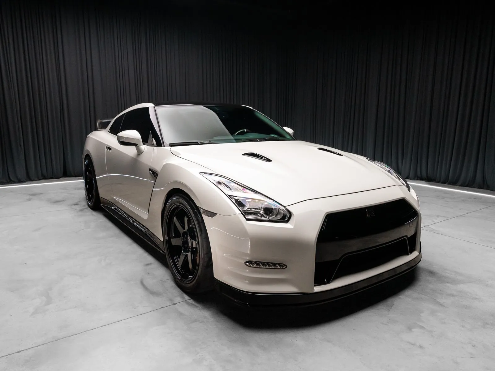 2015 Nissan GT-R Premium - Photo 8