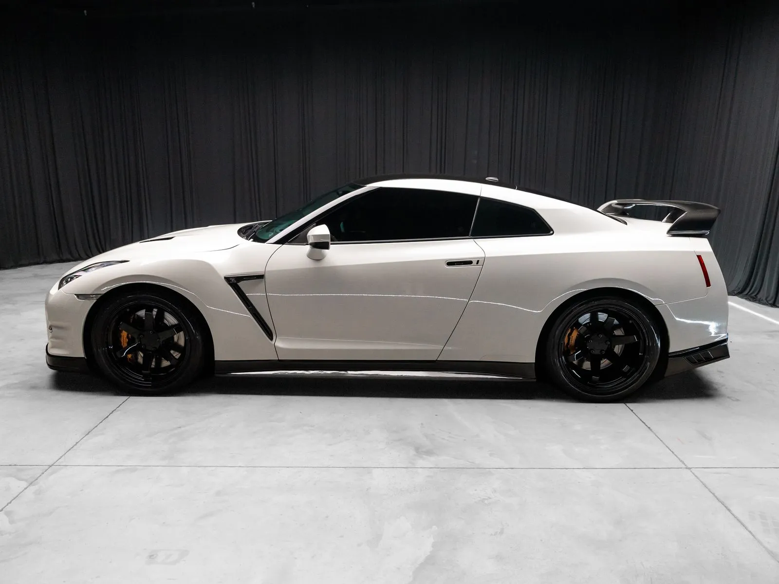 2015 Nissan GT-R Premium - Photo 11